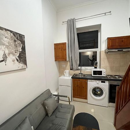 Modern Studios Queenspark London Ruang foto