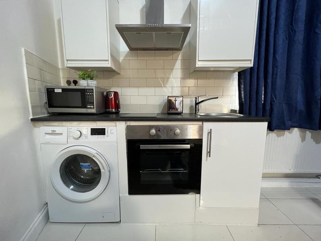 Modern Studios Queenspark London Bagian luar foto