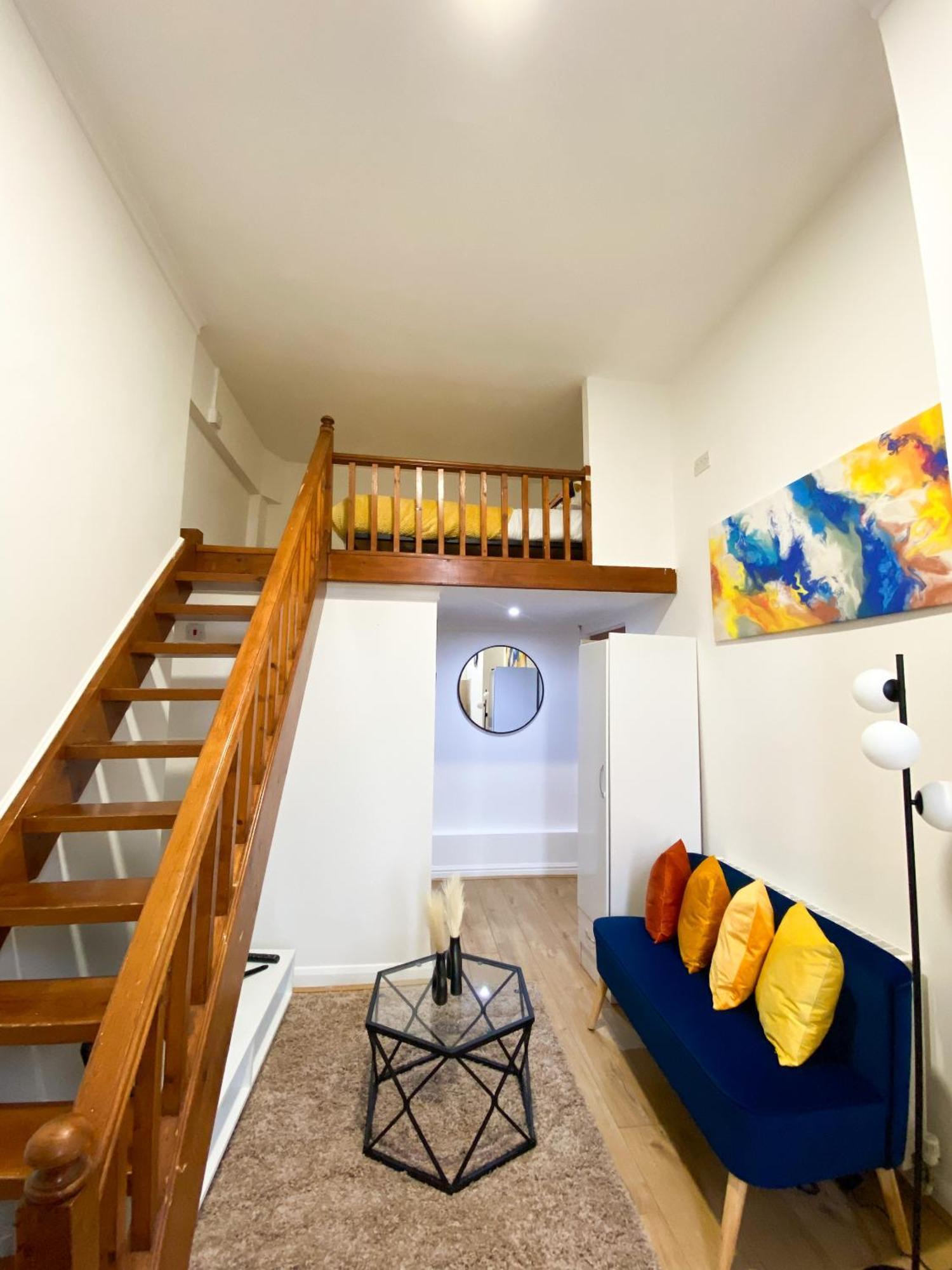 Modern Studios Queenspark London Bagian luar foto