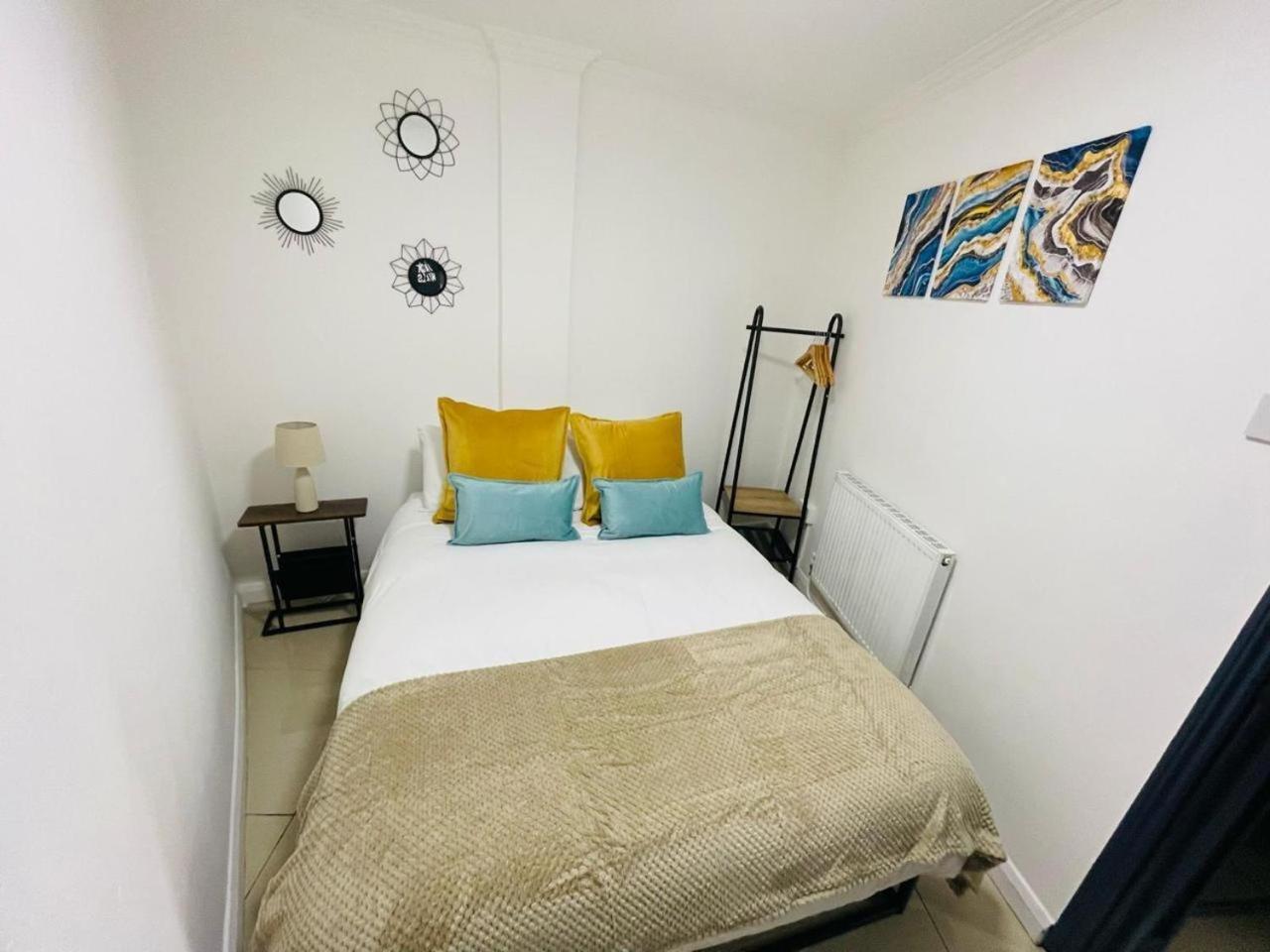 Modern Studios Queenspark London Ruang foto