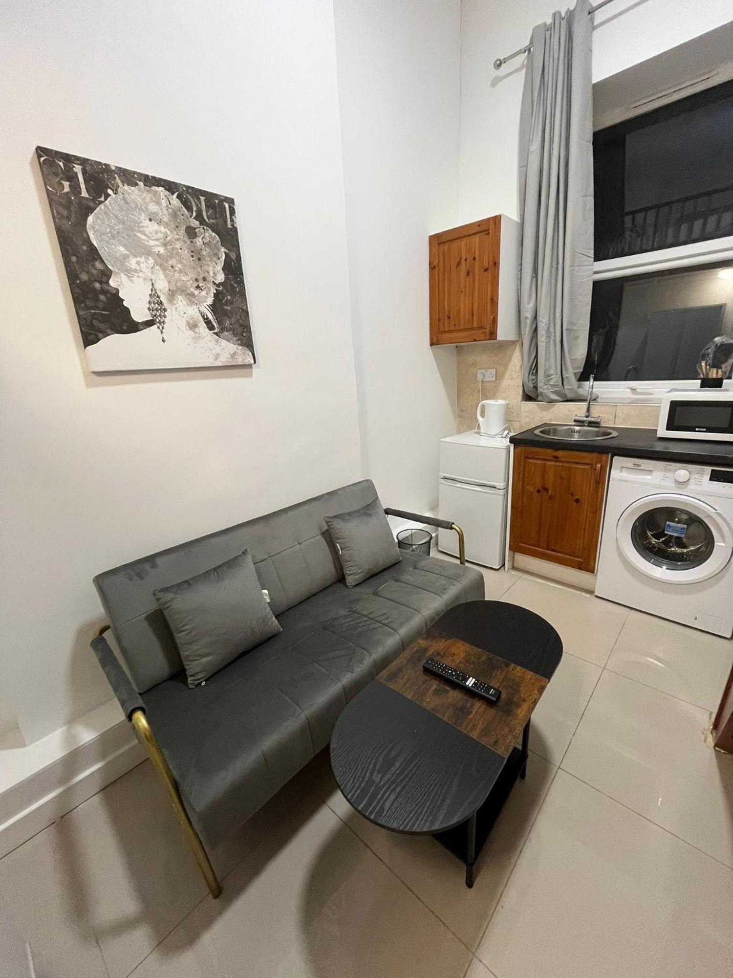 Modern Studios Queenspark London Ruang foto