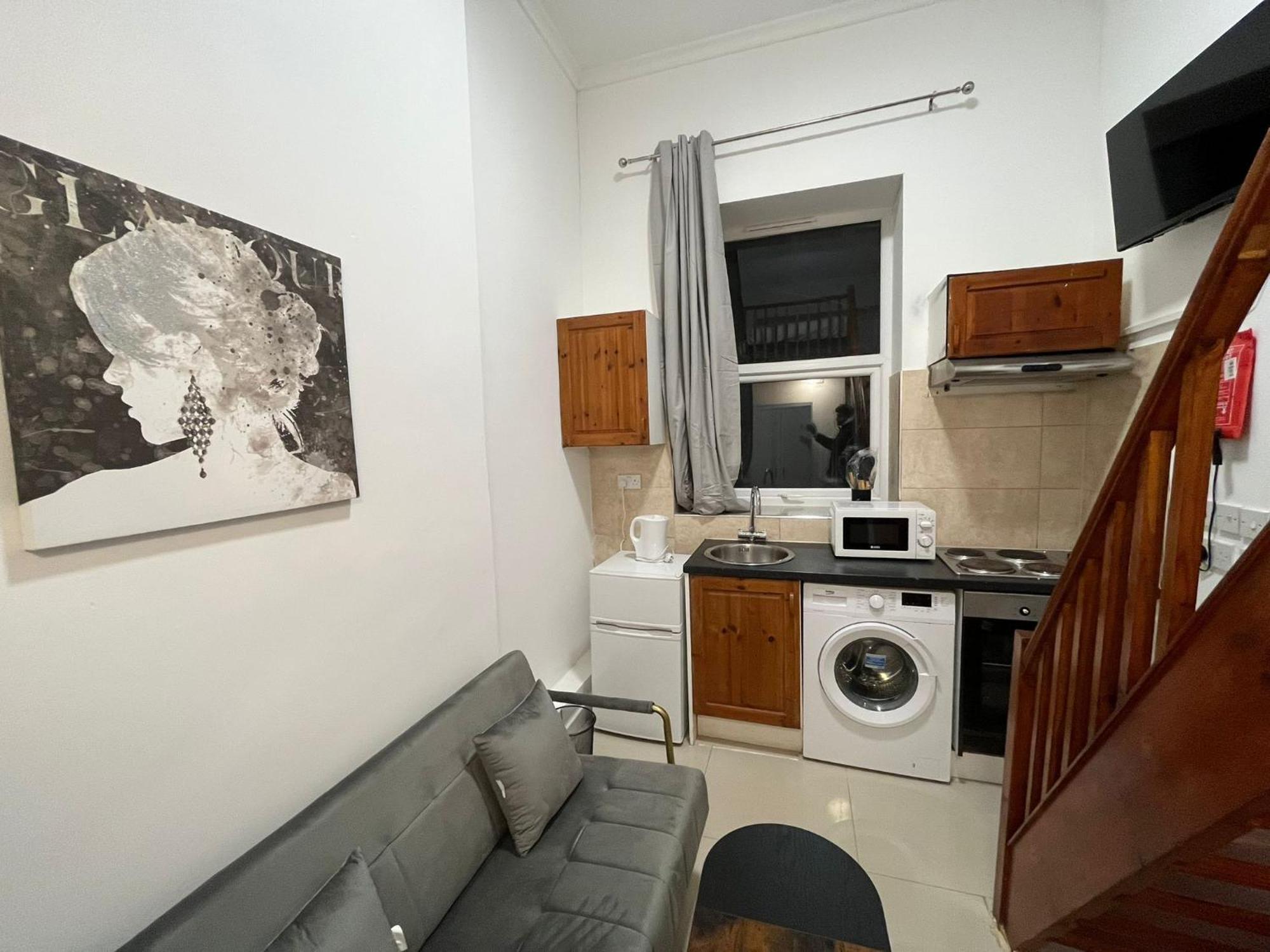 Modern Studios Queenspark London Ruang foto