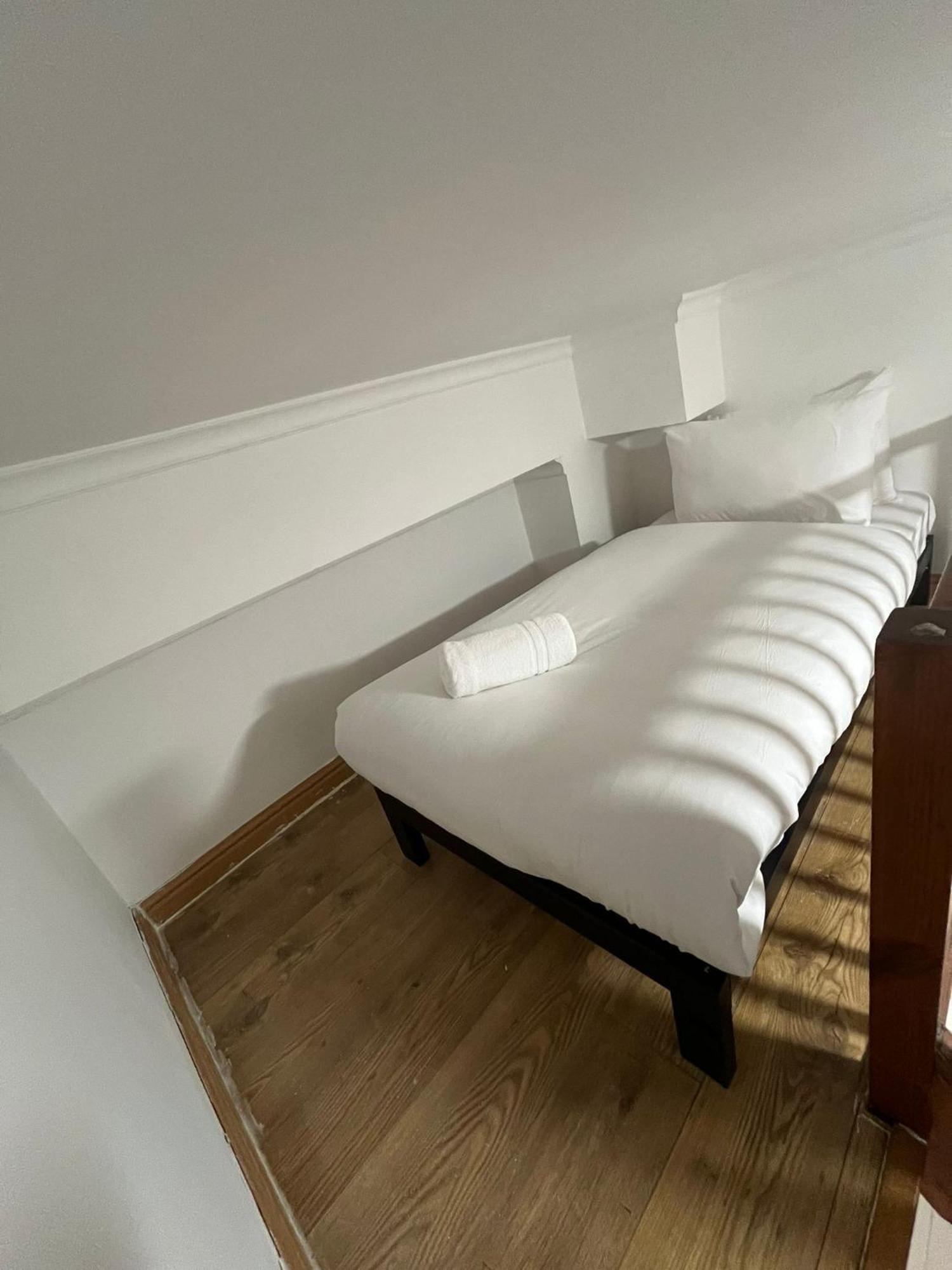 Modern Studios Queenspark London Ruang foto