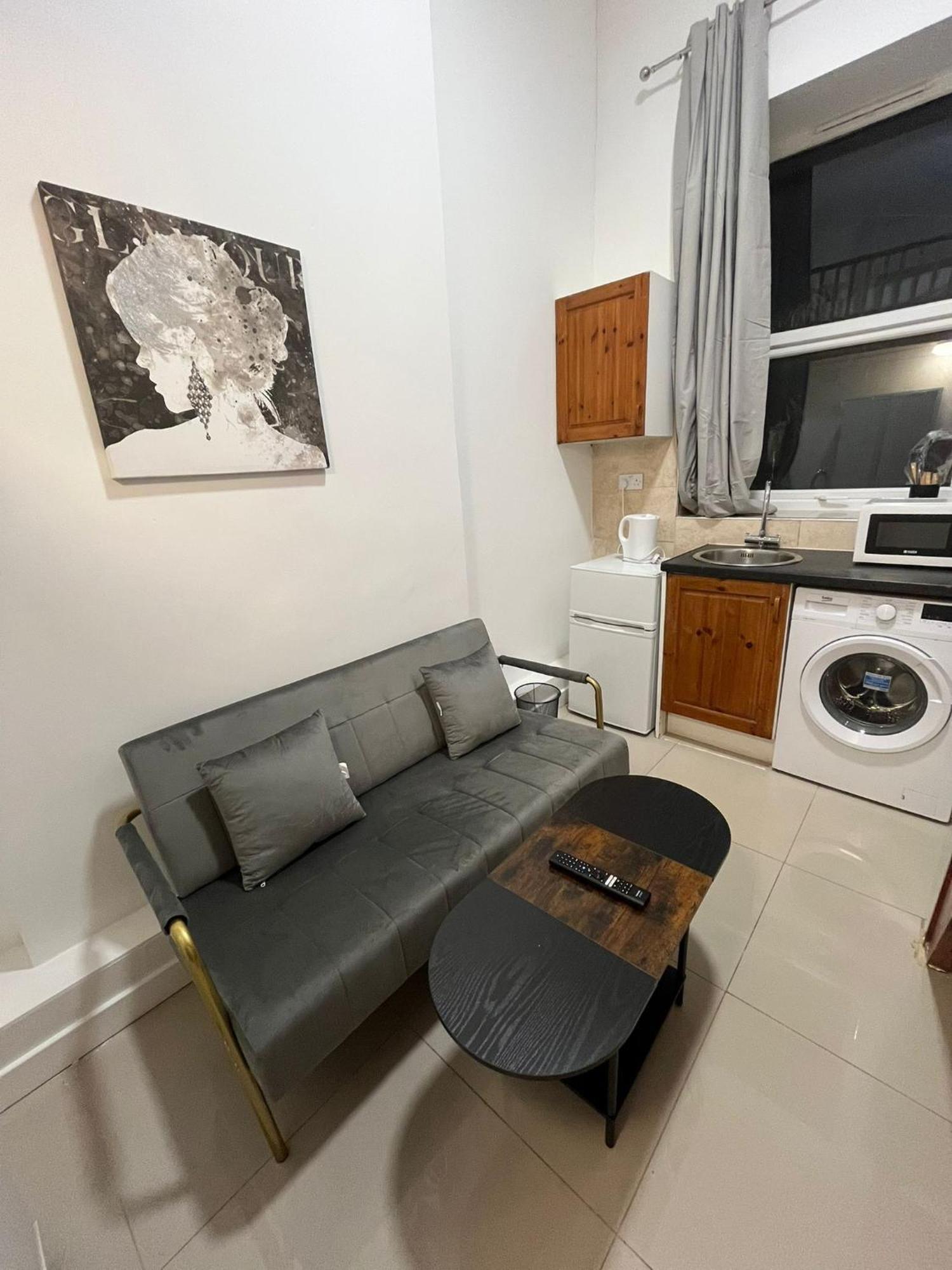 Modern Studios Queenspark London Ruang foto