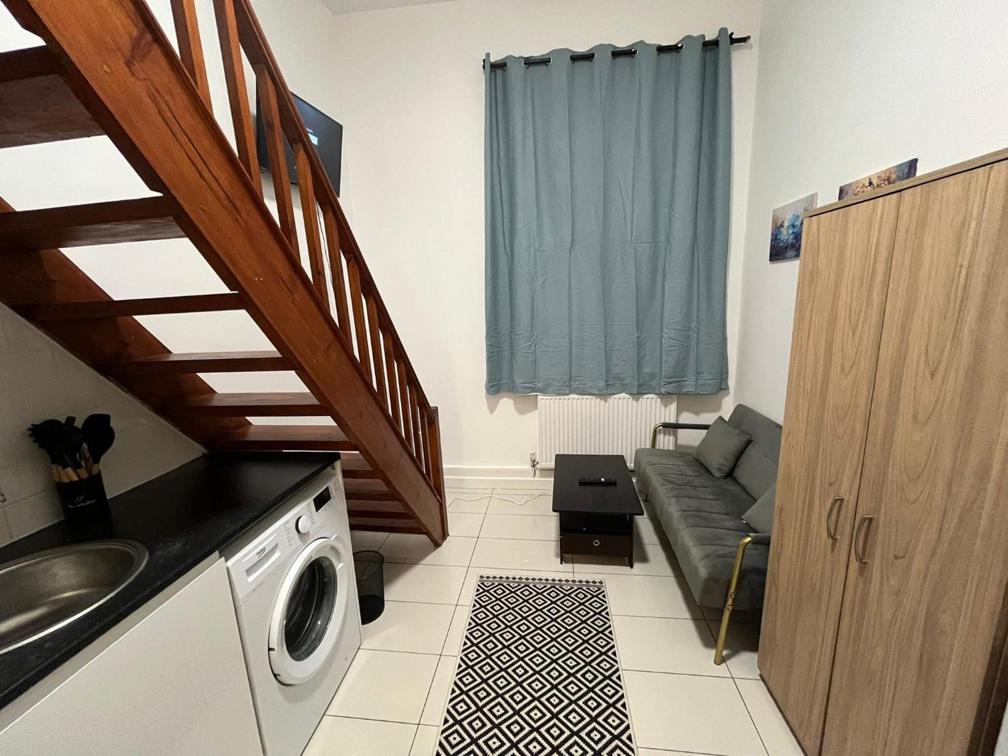 Modern Studios Queenspark London Ruang foto