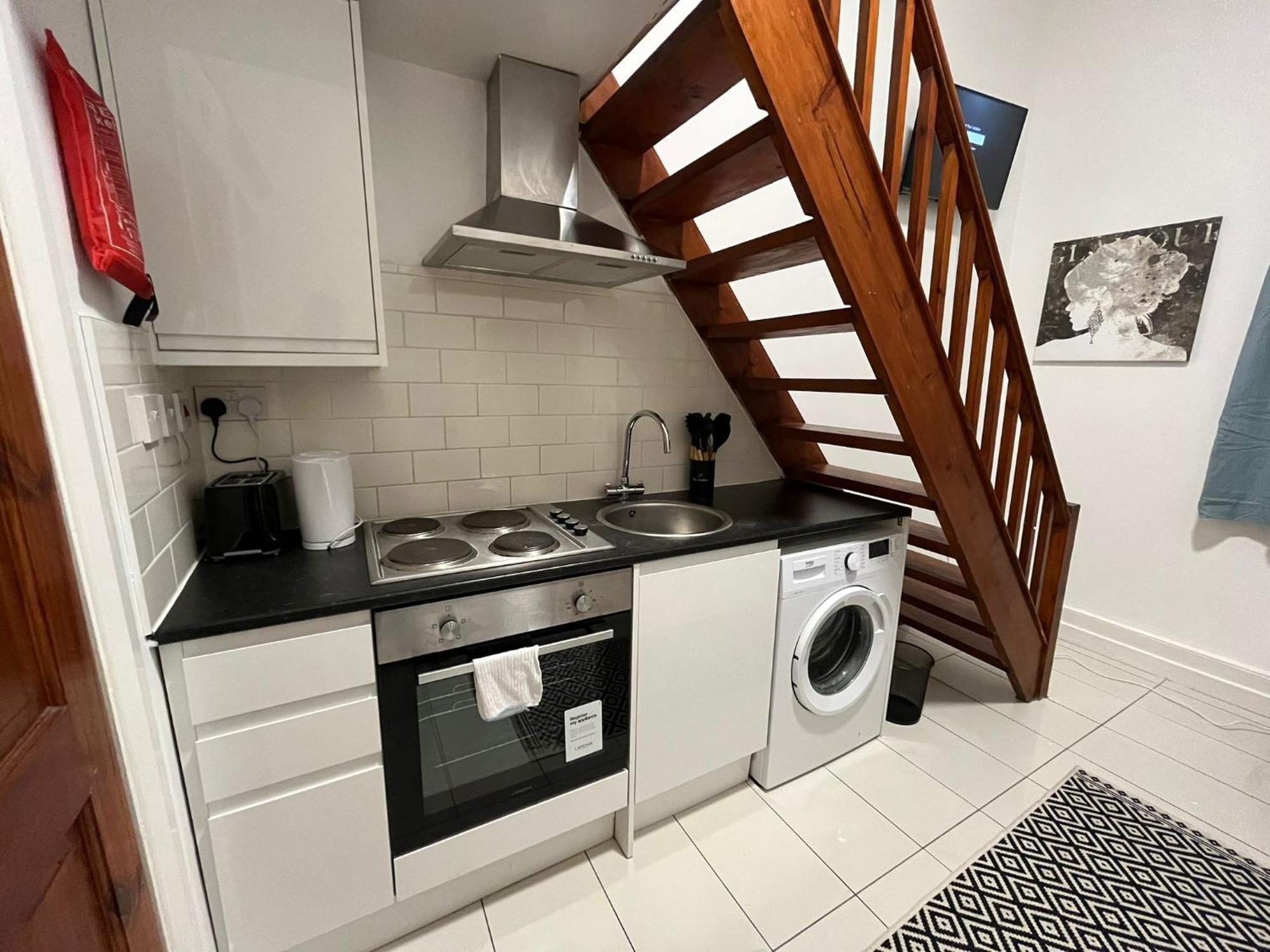 Modern Studios Queenspark London Ruang foto
