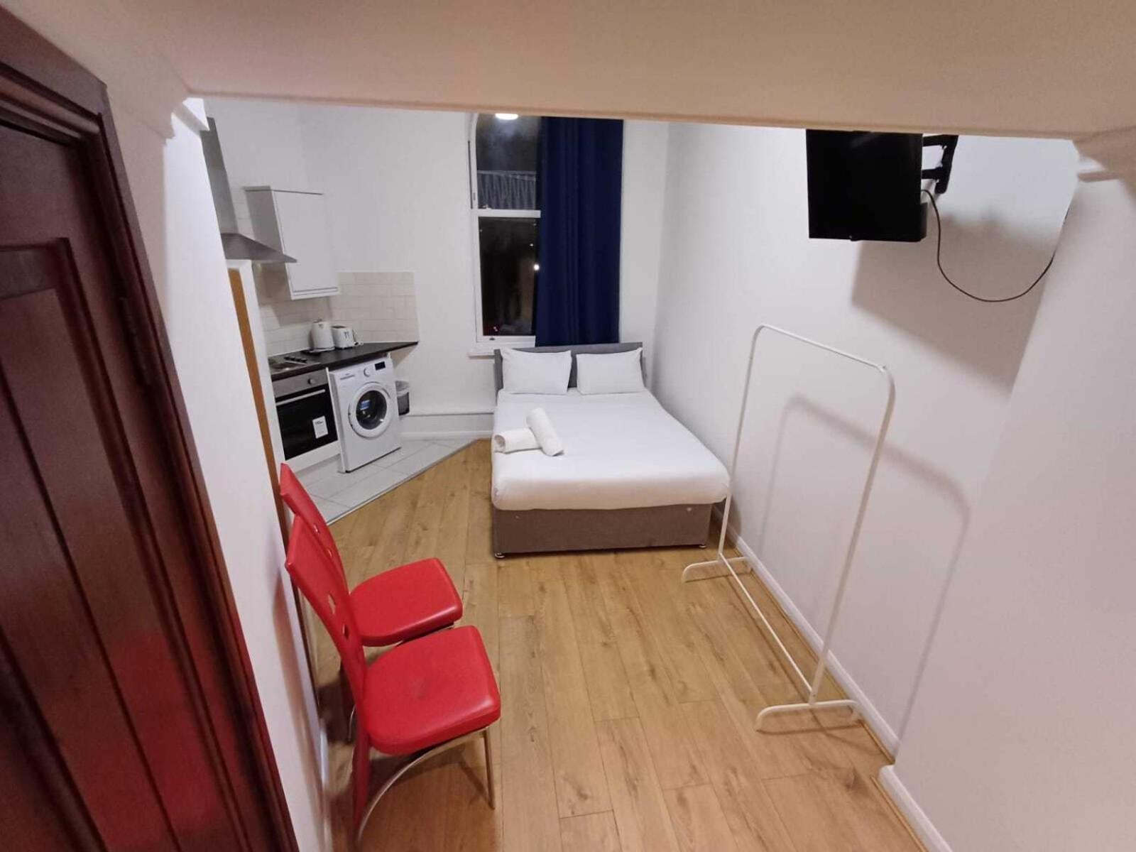Modern Studios Queenspark London Ruang foto