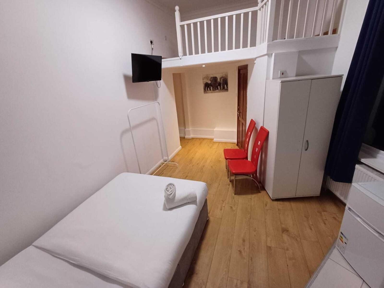 Modern Studios Queenspark London Ruang foto
