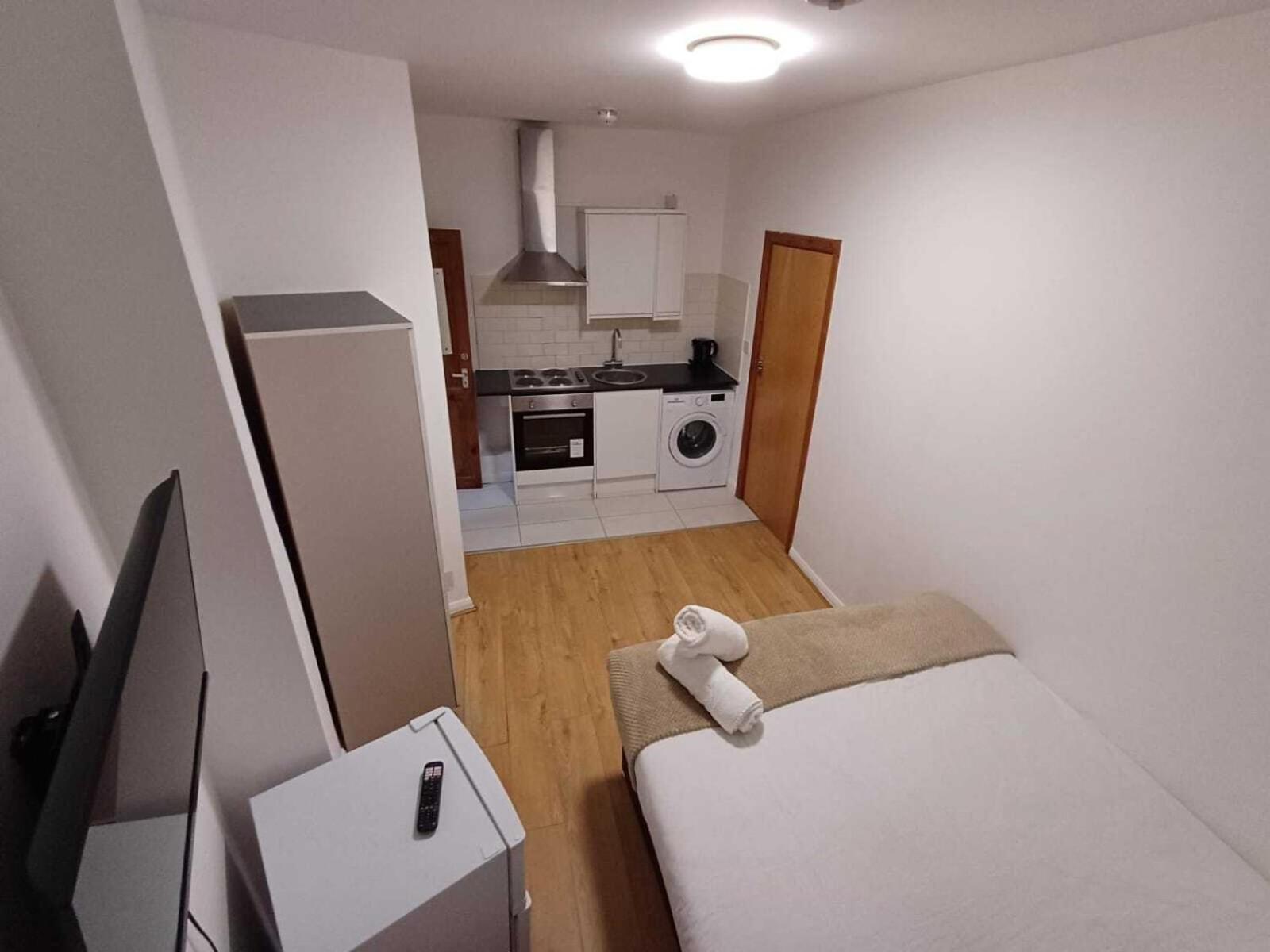 Modern Studios Queenspark London Ruang foto
