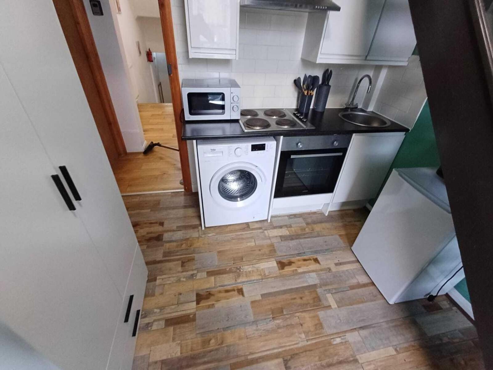 Modern Studios Queenspark London Ruang foto