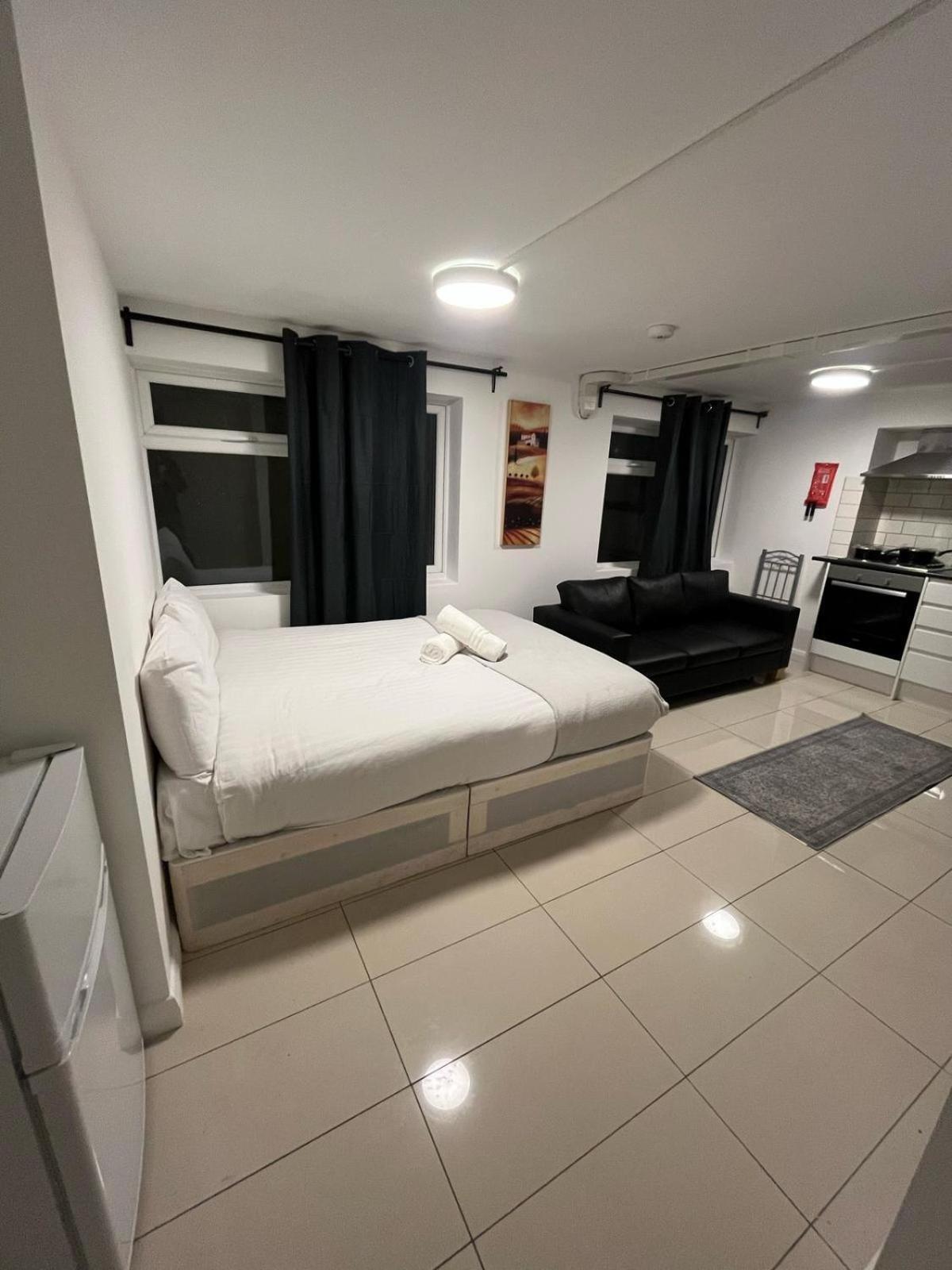 Modern Studios Queenspark London Ruang foto