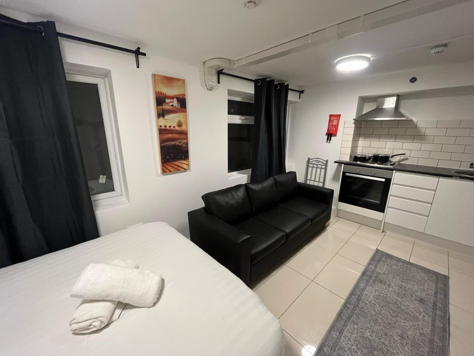 Modern Studios Queenspark London Ruang foto