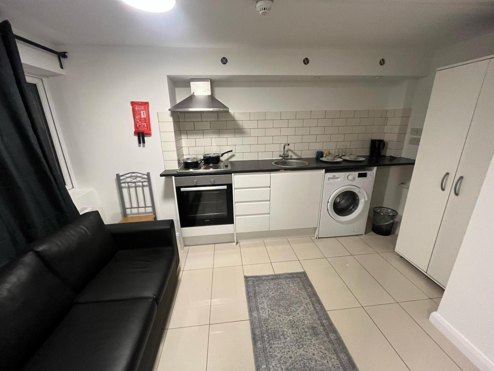 Modern Studios Queenspark London Ruang foto