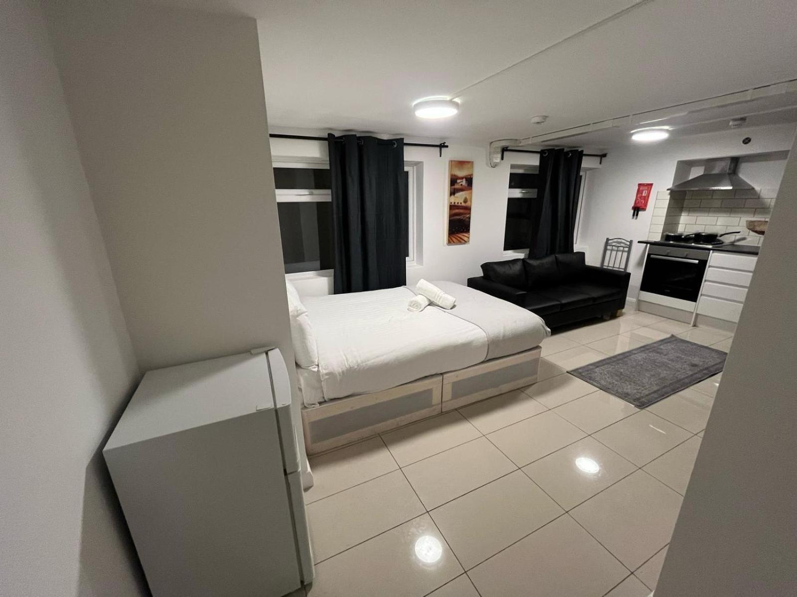 Modern Studios Queenspark London Ruang foto