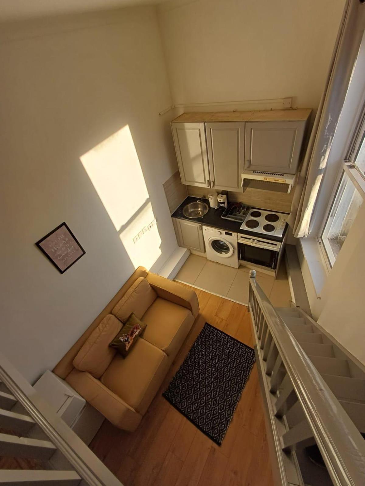 Modern Studios Queenspark London Ruang foto